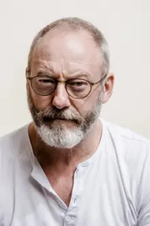 Liam Cunningham como: Brick