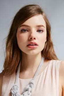 Kristine Froseth como: Woman