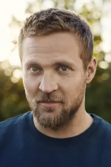 Tobias Santelmann como: Sondre