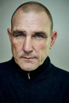 Vinnie Jones como: Ray Barko