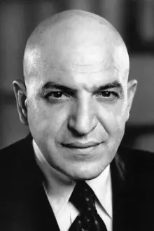 Telly Savalas como: Captain Kazan