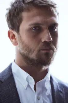 Aras Bulut İynemli como: Mert / Umut