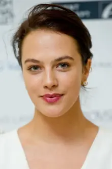 Jessica Brown Findlay como: Izzie