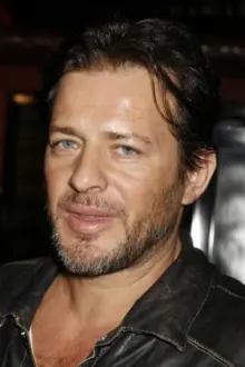 Costas Mandylor como: Mike Hanlon