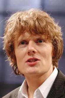 Julian Rhind-Tutt como: Dr. George Bradman