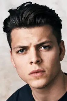 Alex Høgh Andersen como: Victor