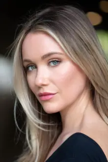 Katrina Bowden como: Holly