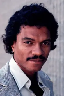 Billy Dee Williams como: Broadcaster (voice)