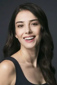 Özge Gürel como: Zeynep