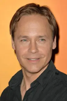 Chad Lowe como: Commander Fauk