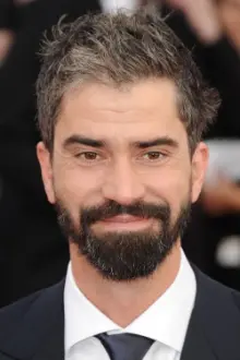 Hamish Linklater como: Batman / Bruce Wayne (voice)