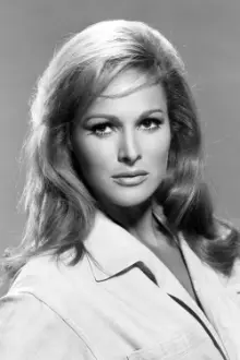 Ursula Andress como: 