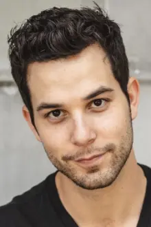 Skylar Astin como: Max Richman