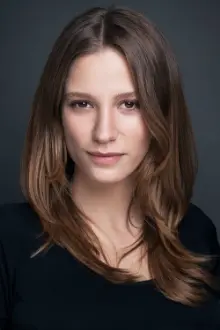 Serenay Sarıkaya como: Alice