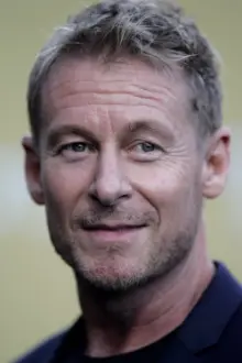 Richard Roxburgh como: Bernard