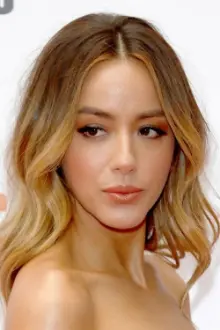 Chloe Bennet como: Daisy Johnson / Quake (voice)