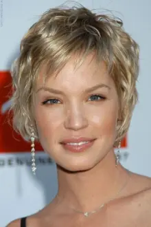 Ashley Scott como: Maya