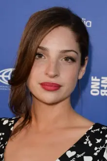 Anna Hopkins como: Holly Marciano