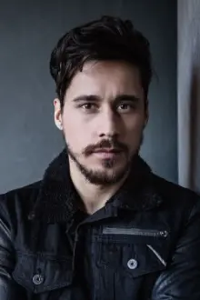 Peter Gadiot como: Toby McClift