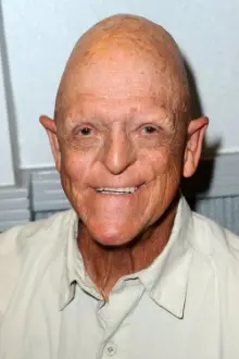 Michael Berryman como: Raymond