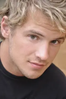 Freddie Stroma como: Adrian Chase / Vigilante