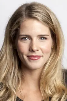 Emily Bett Rickards como: Mildred Burke