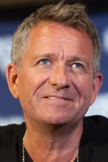 Sean Pertwee como: Lawrence Brightway