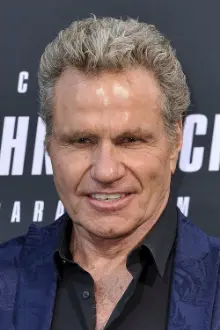 Martin Kove como: Grizz