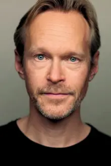 Steven Mackintosh como: John Coniston