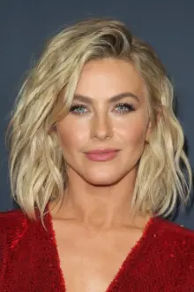 Julianne Hough como: 