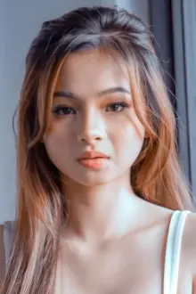 Angeli Khang como: Bella