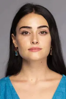 Esra Bilgiç como: Nevra