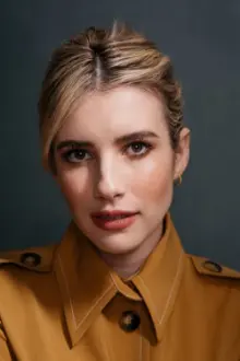 Emma Roberts como: Poppy Moore