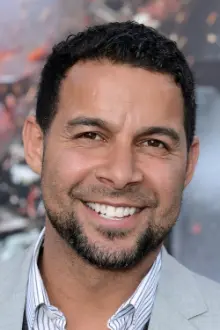 Jon Huertas como: Andrew