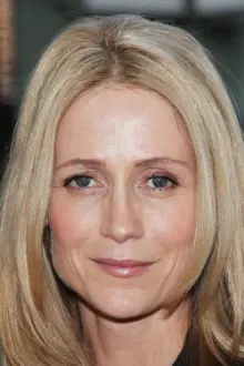 Kelly Rowan como: Ms. Lynn Walcott