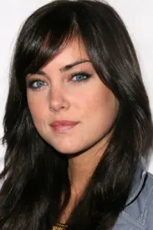 Jessica Stroup como: Claire