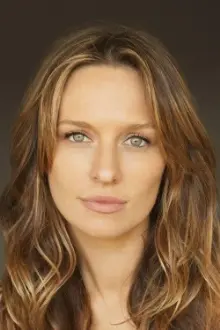 Michaela McManus como: Alix