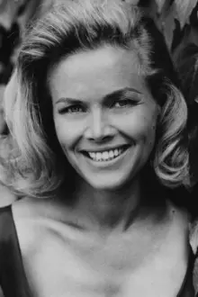 Honor Blackman como: Lesley Cartland