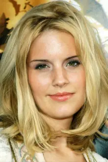 Maggie Grace como: Aunt Elizabeth