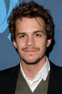 Johnny Simmons como: Dylan Baxter