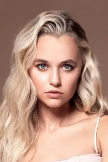 Madison Iseman como: Lennon / Alison