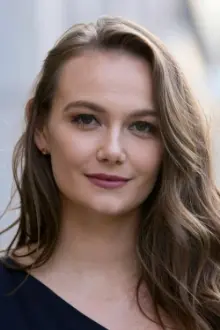 Andi Matichak como: Laurie