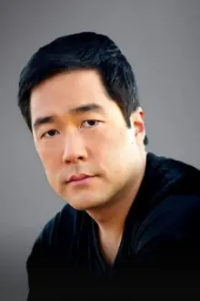 Tim Kang como: Dr. Ken