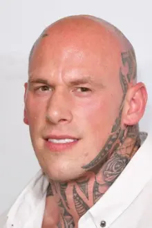 Martyn Ford como: General Karlak