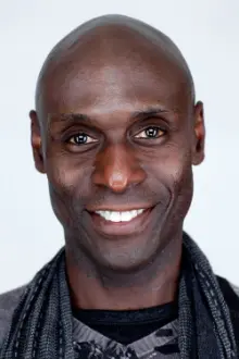 Lance Reddick como: Black