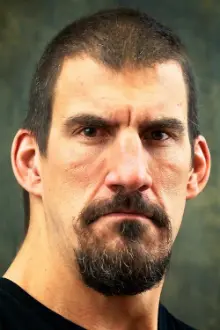 Robert Maillet como: Rotik