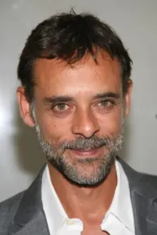 Alexander Siddig como: Dr. Howson