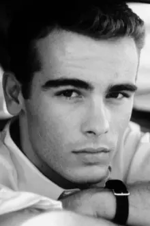 Dean Stockwell como: Phil Deighton