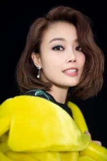 Joey Yung como: J