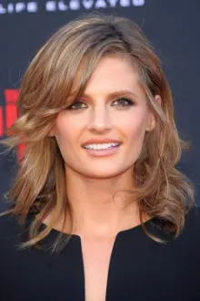 Stana Katic como: Vera Atkins